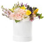 Цветы в коробке с тюльпанами