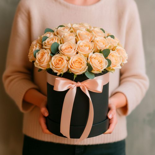 Букет цветов в коробке «Кремовый шарм»